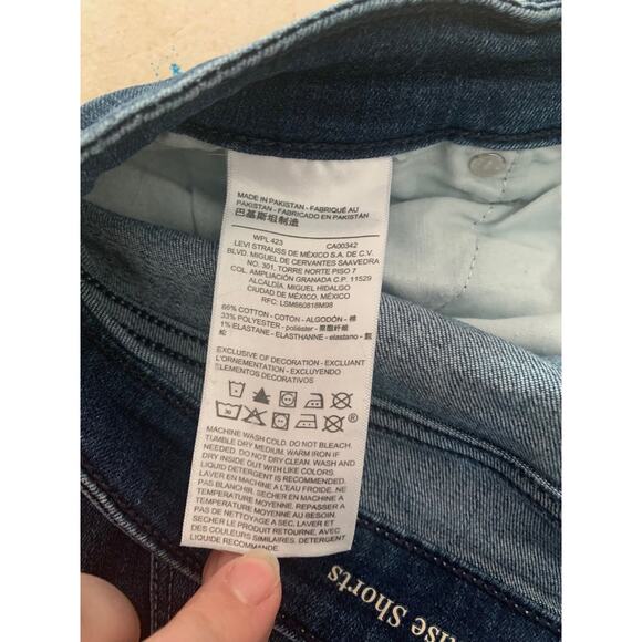 signature by Levis cuffed hem denim shorts womans size 16 high rise - Picture 6 of 9